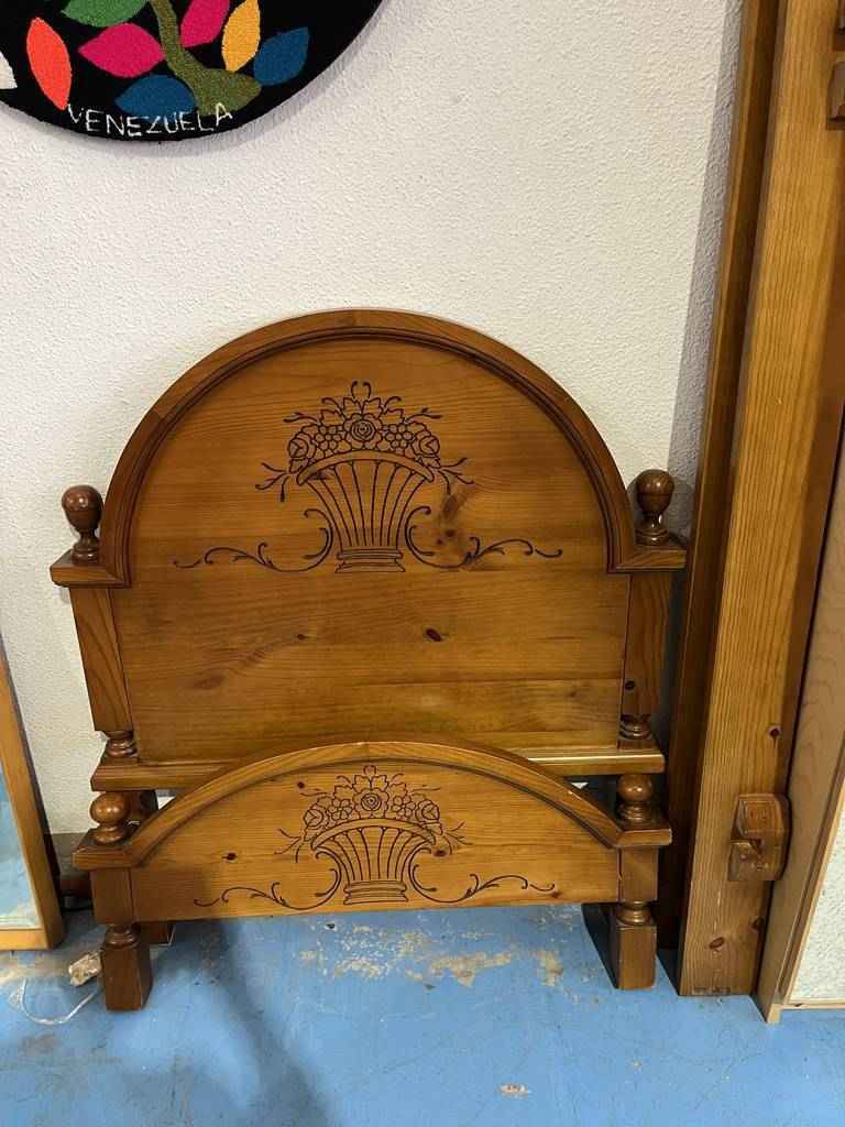 CAMA DE MADERA TALLADA - Imagen 8