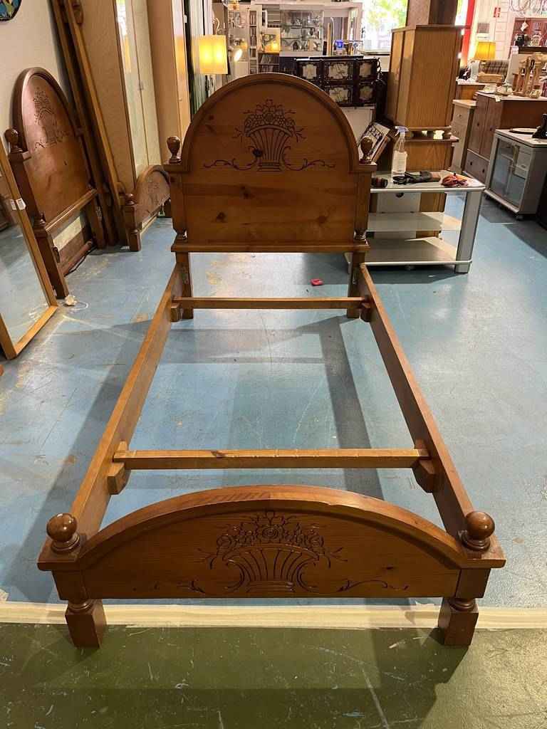 CAMA DE MADERA TALLADA - Imagen 3