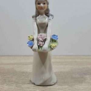 FIGURA DE NIÑA CON FLORES