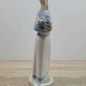 FIGURA DE CHICA CON FLORES