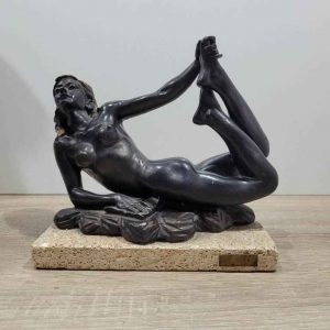 MUJER TUMBADA DE YESO