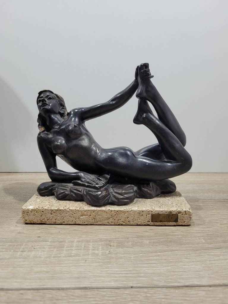 MUJER TUMBADA DE YESO