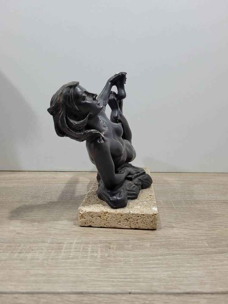 MUJER TUMBADA DE YESO - Imagen 2