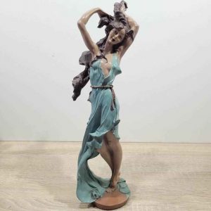 MUJER CABELLO AL VIENTO