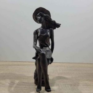 MUJER CON SOMBRERO DE YESO