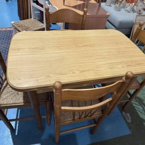 MESA DE COCINA EXTENSIBLE CON 4 SILLAS