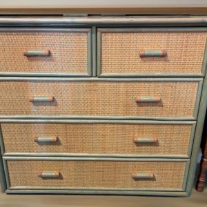 CÓMODA DE RATAN Y MADERA CON TOQUE VERDE