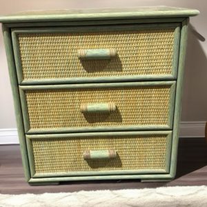 MESITA DE NOCHE DE RATAN Y MADERA CON TOQUE VERDE