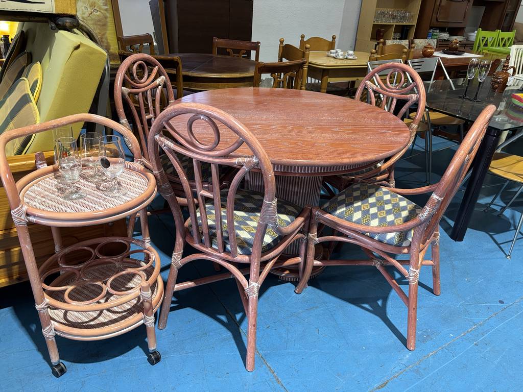 MESA DE TERRAZA EN RATAN CON CAMARERA - Imagen 3