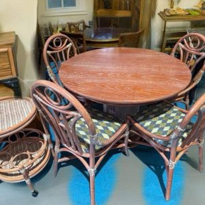 MESA DE TERRAZA EN RATAN CON CAMARERA