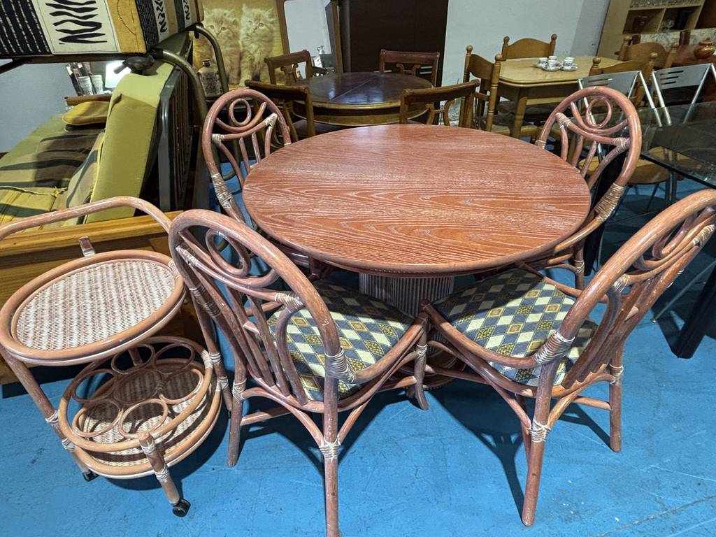 MESA DE TERRAZA EN RATAN CON CAMARERA - Imagen 5