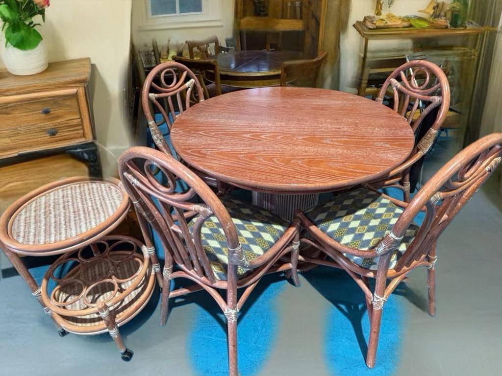 MESA DE TERRAZA EN RATAN CON CAMARERA