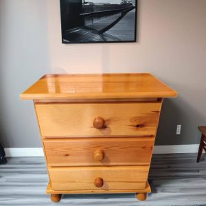 MESITA DE NOCHE DE PINO