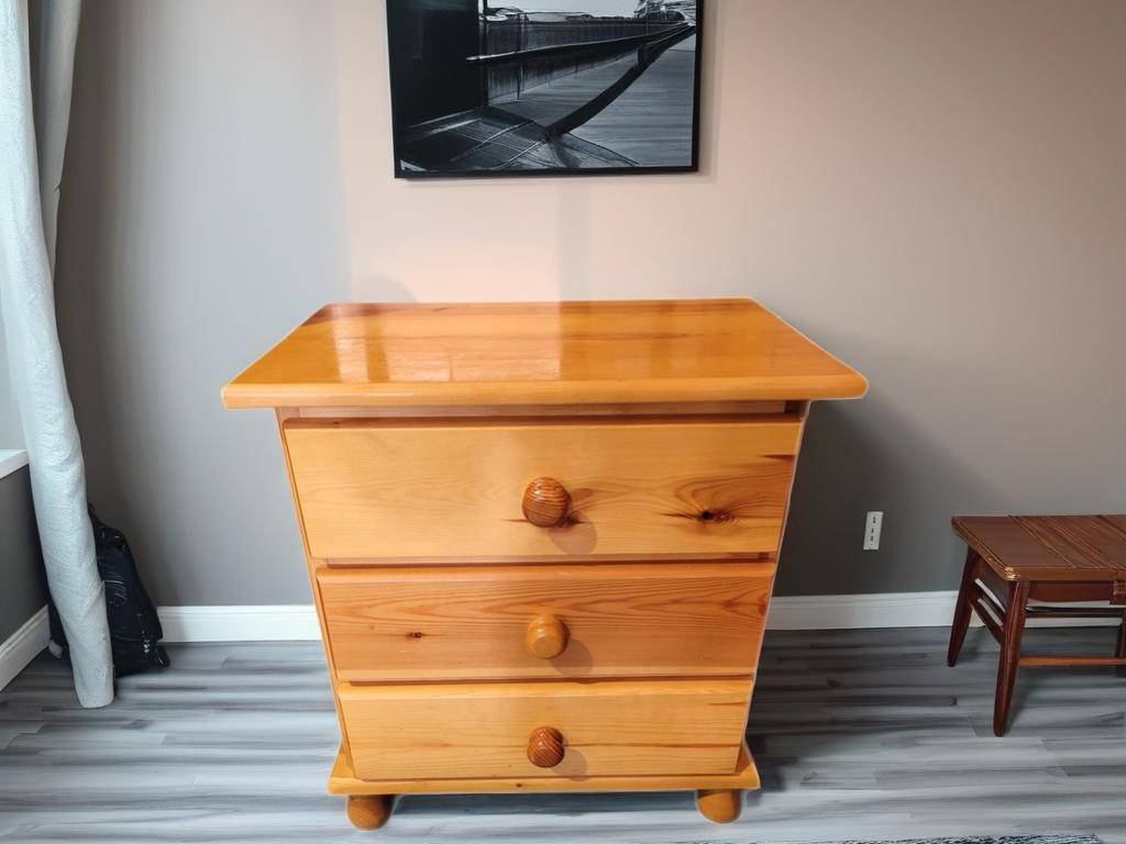 MESITA DE NOCHE DE PINO