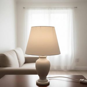LÁMPARA  DE MESA BEIGE - PORCELANA