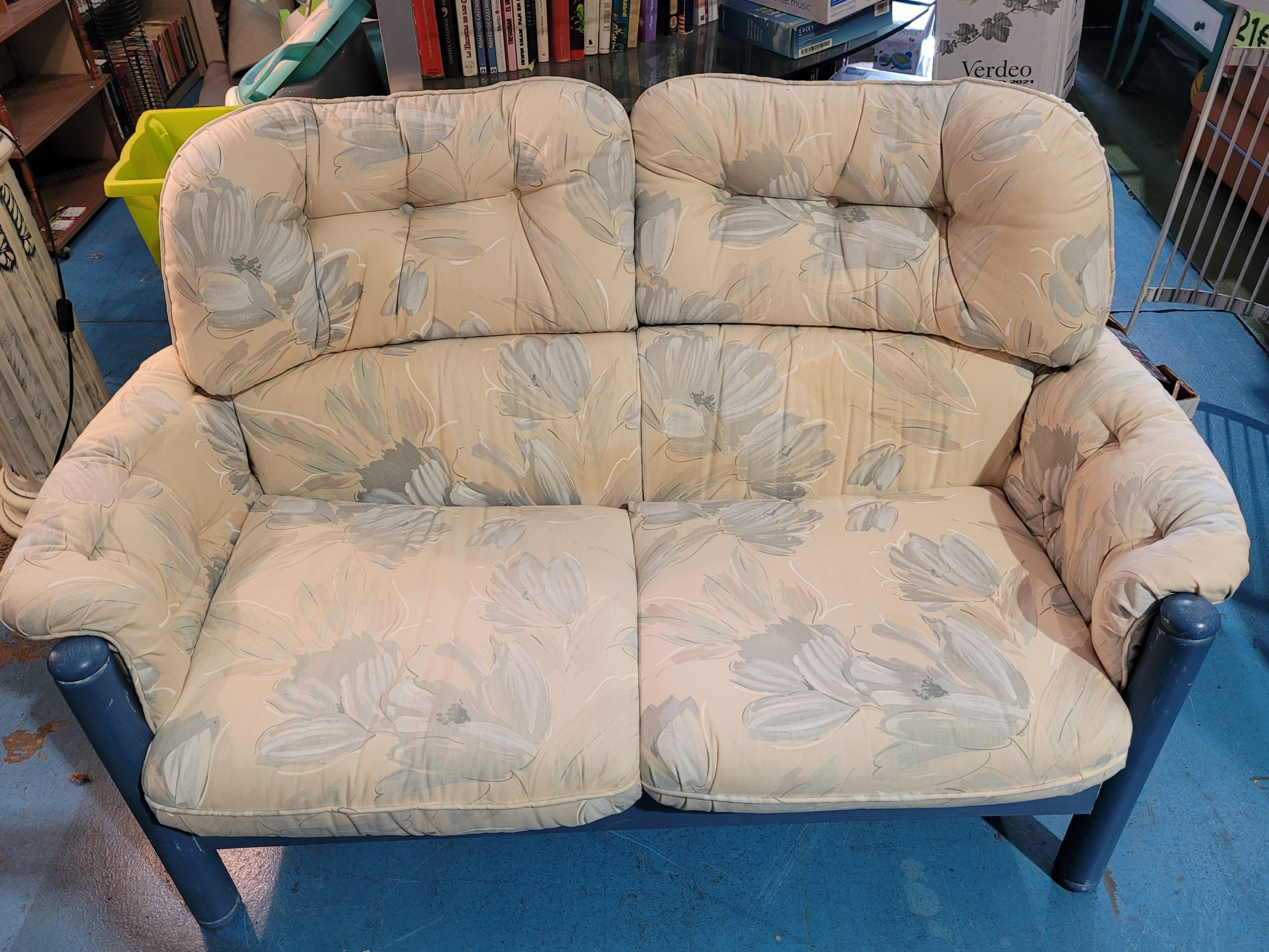 SOFÁ DOS PLAZAS ESTAMPADO FLORAL - Imagen 2
