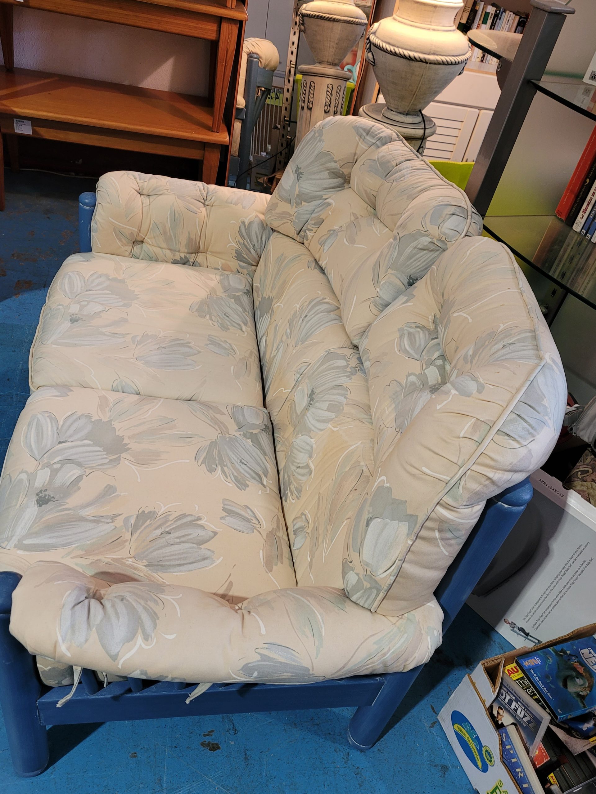 SOFÁ DOS PLAZAS ESTAMPADO FLORAL - Imagen 4