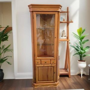 VITRINA ESQUINERA MADERA / CRISTAL