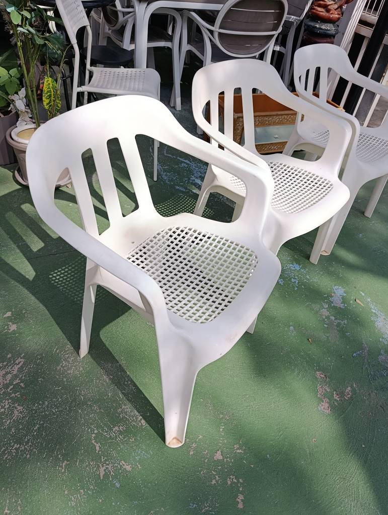 3 SILLAS PLASTICAS BLANCAS - Imagen 3