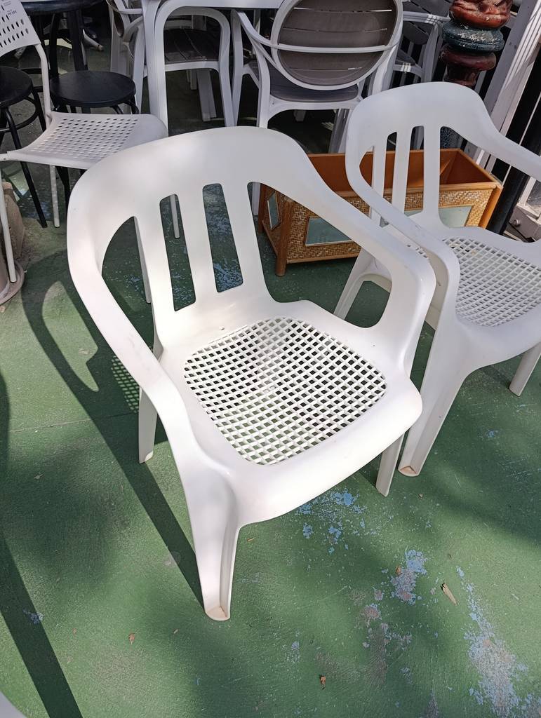 3 SILLAS PLASTICAS BLANCAS - Imagen 4