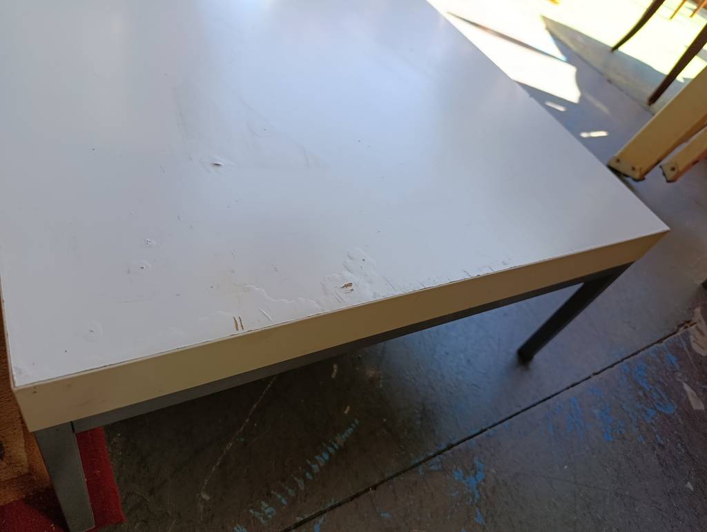 MESA BAJA MINIMALISTA /BLANCO Y METAL - Imagen 3