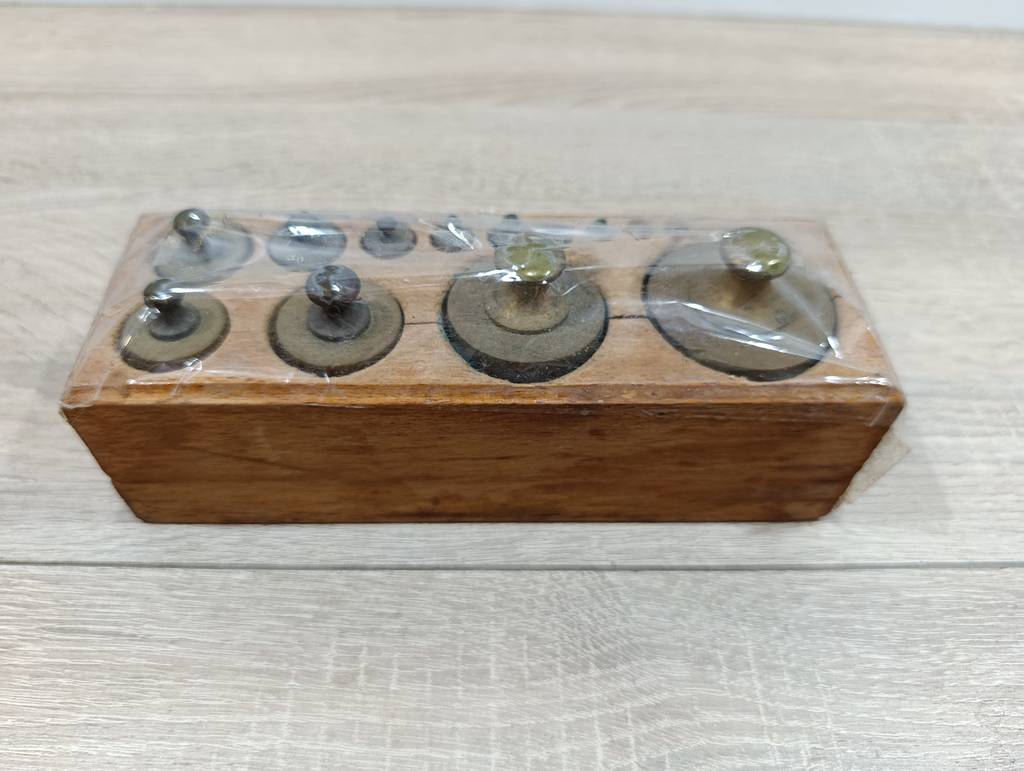 JUEGO DE PESAS ANTIGUAS DE LATÓN - Imagen 4