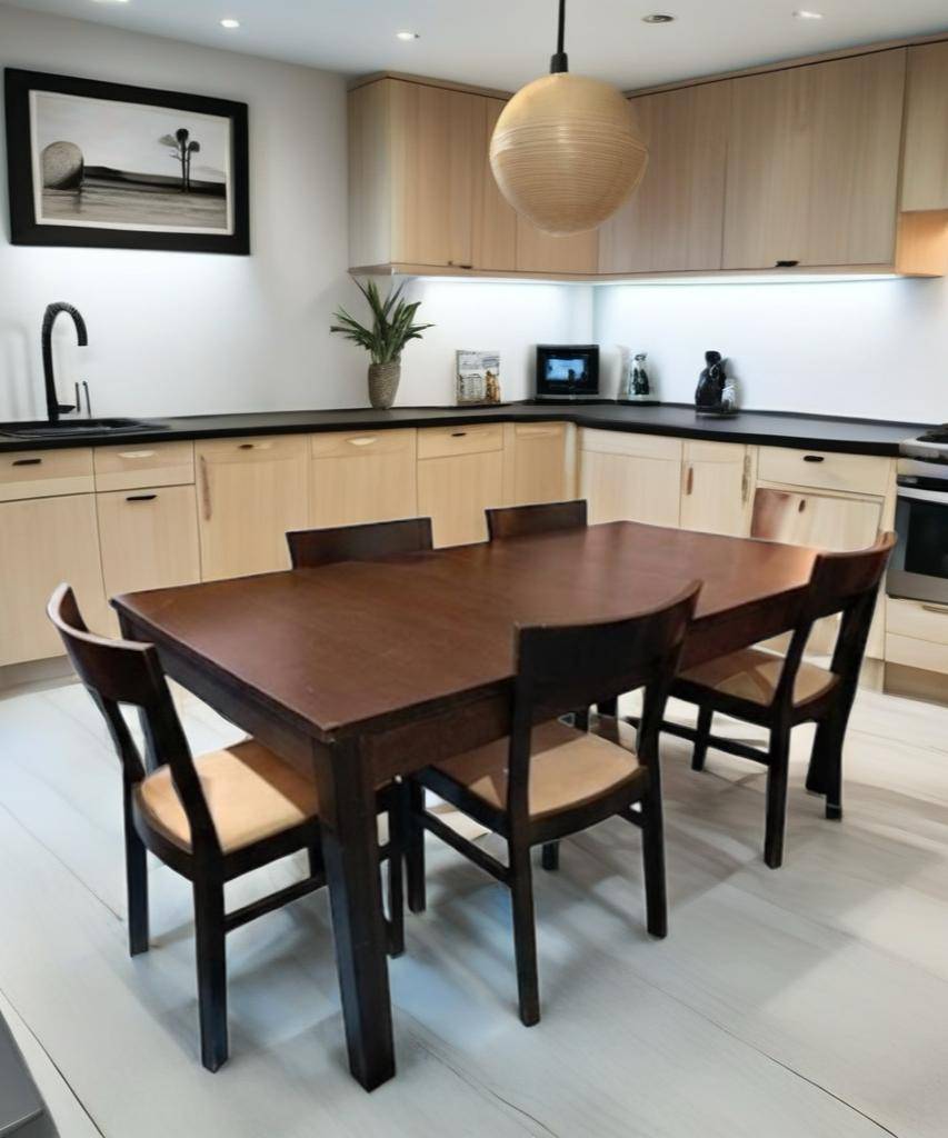 MESA COMEDOR EXTENSIBLE CON 5 SILLAS