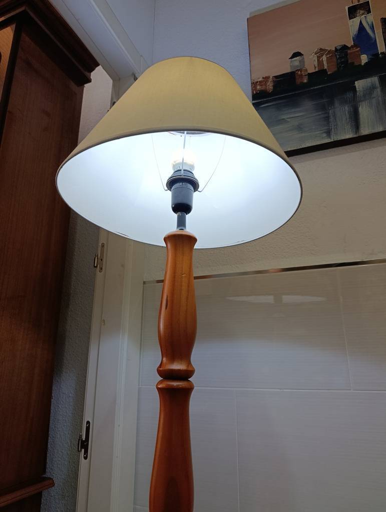 LÁMPARA DE PIE MADERA TORNEADA - Imagen 4