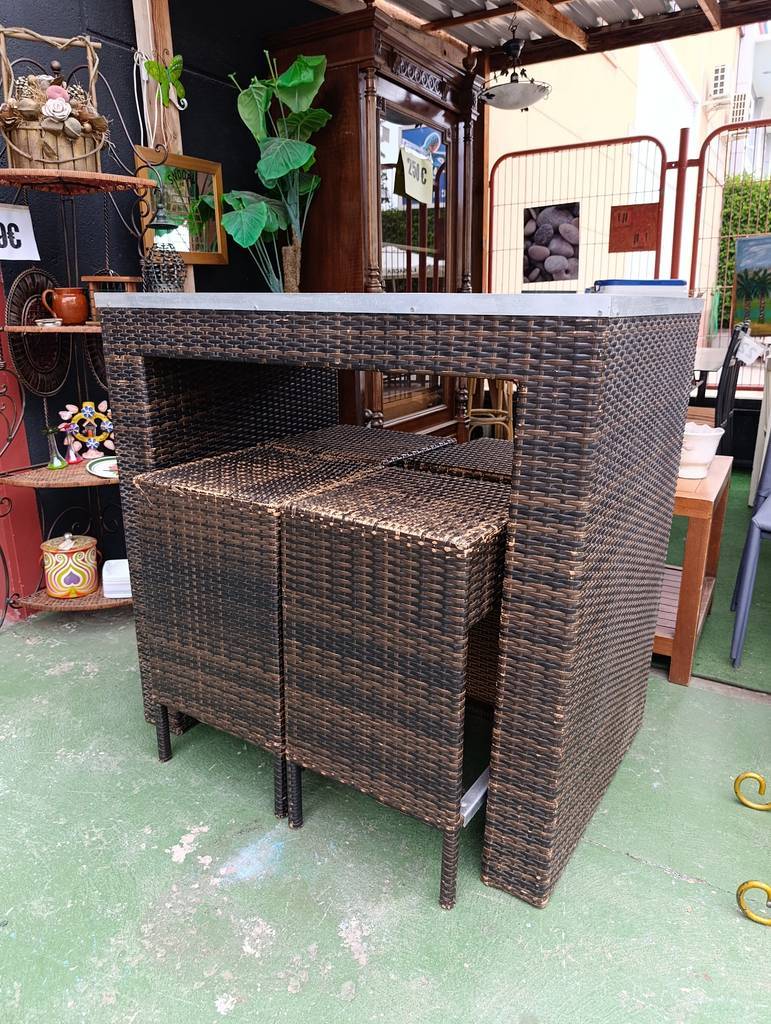 CONJUNTO BAR EN RATTAN Y 4 TABURETES - Imagen 3