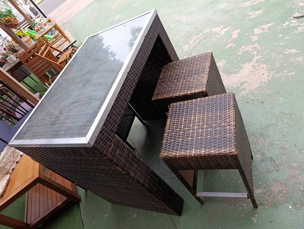 CONJUNTO BAR EN RATTAN Y 4 TABURETES - Imagen 5