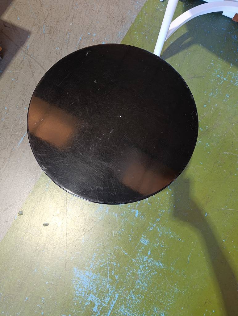 MESA AUXILIAR SOBRE MADERA COLOR NEGRO - Imagen 4