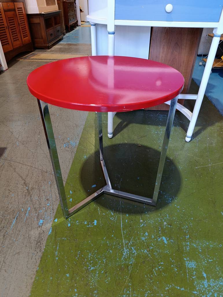 MESA AUXILIAR SOBRE MADERA ROJO CROMADO - Imagen 2