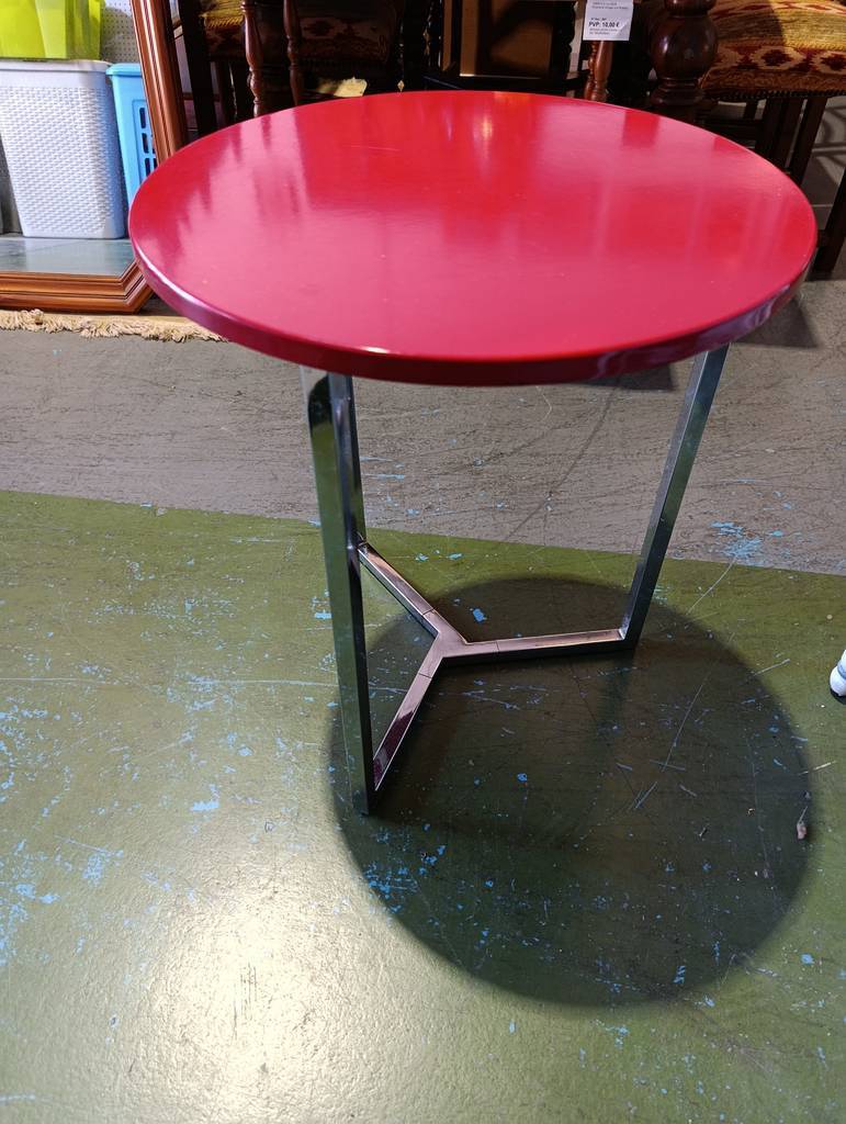 MESA AUXILIAR SOBRE MADERA ROJO CROMADO - Imagen 3