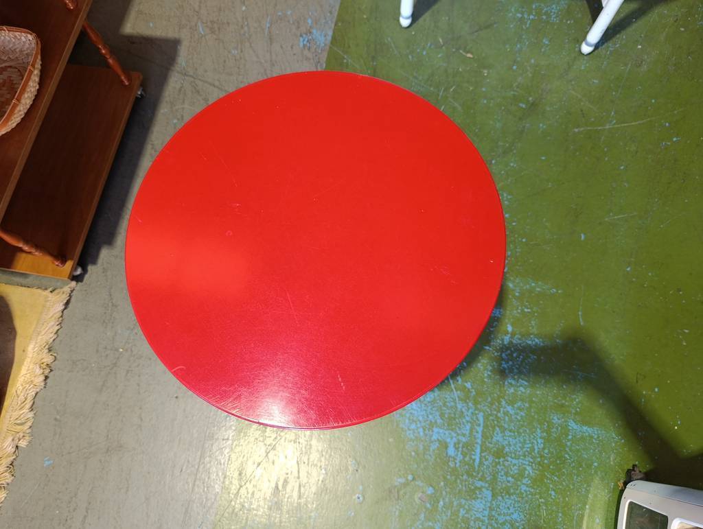MESA AUXILIAR SOBRE MADERA ROJO CROMADO - Imagen 4