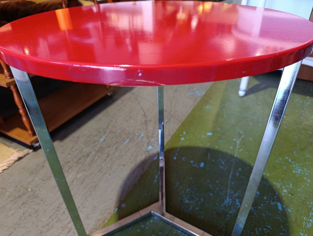 MESA AUXILIAR SOBRE MADERA ROJO CROMADO - Imagen 5