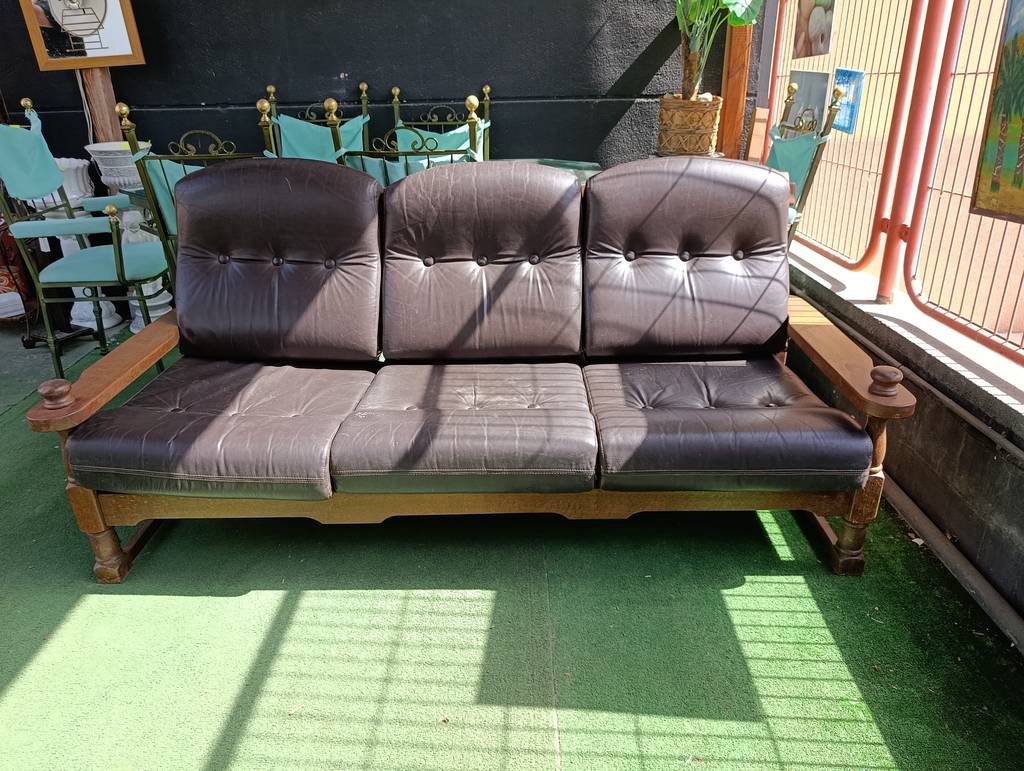 CONJUNTO DE SALON SOFÁ Y SILLÓN MADERA Y PIEL - Imagen 2