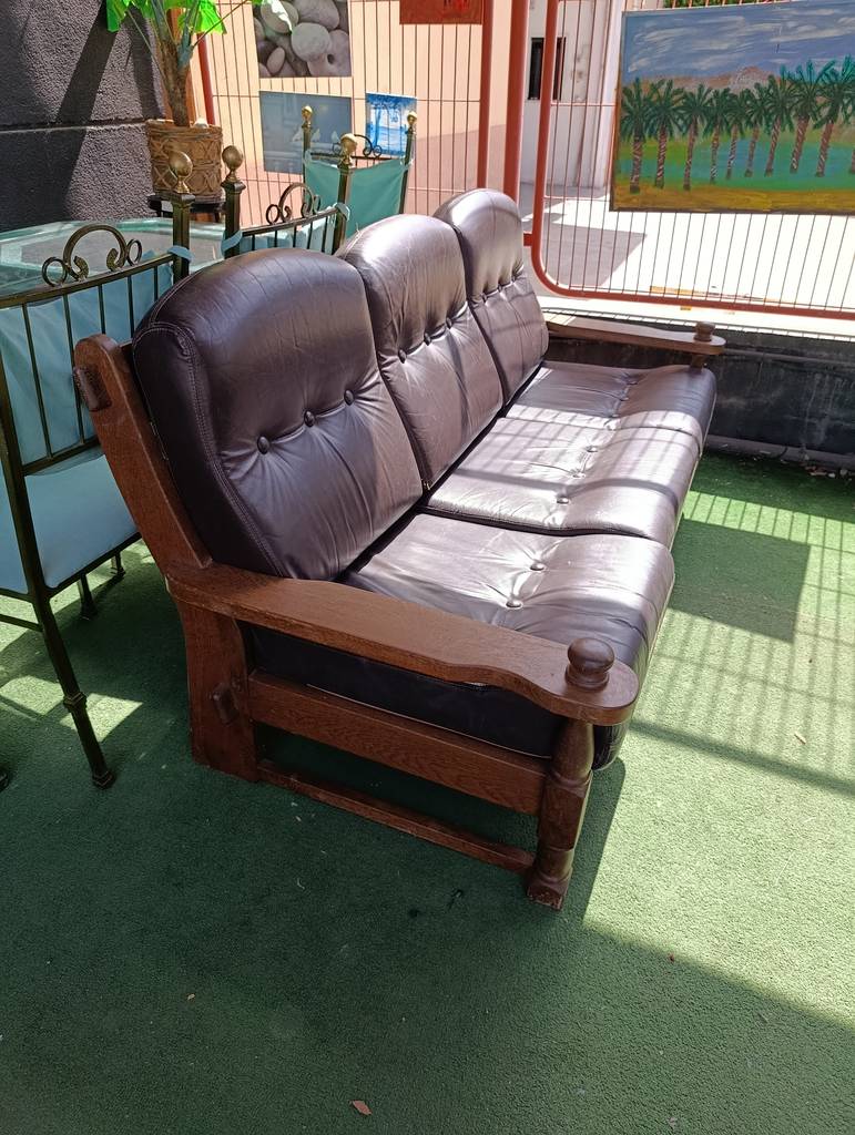 CONJUNTO DE SALON SOFÁ Y SILLÓN MADERA Y PIEL - Imagen 3