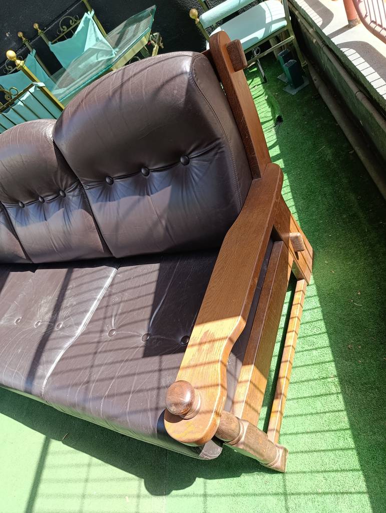 CONJUNTO DE SALON SOFÁ Y SILLÓN MADERA Y PIEL - Imagen 4