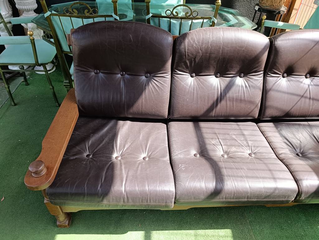 CONJUNTO DE SALON SOFÁ Y SILLÓN MADERA Y PIEL - Imagen 5