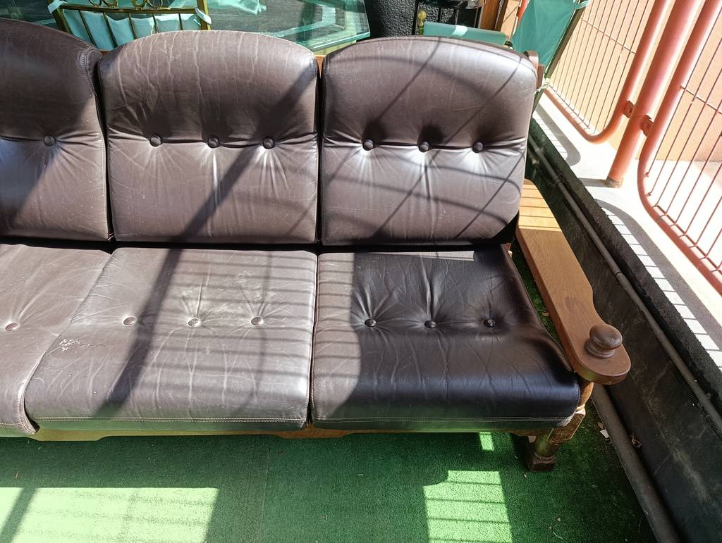CONJUNTO DE SALON SOFÁ Y SILLÓN MADERA Y PIEL - Imagen 6