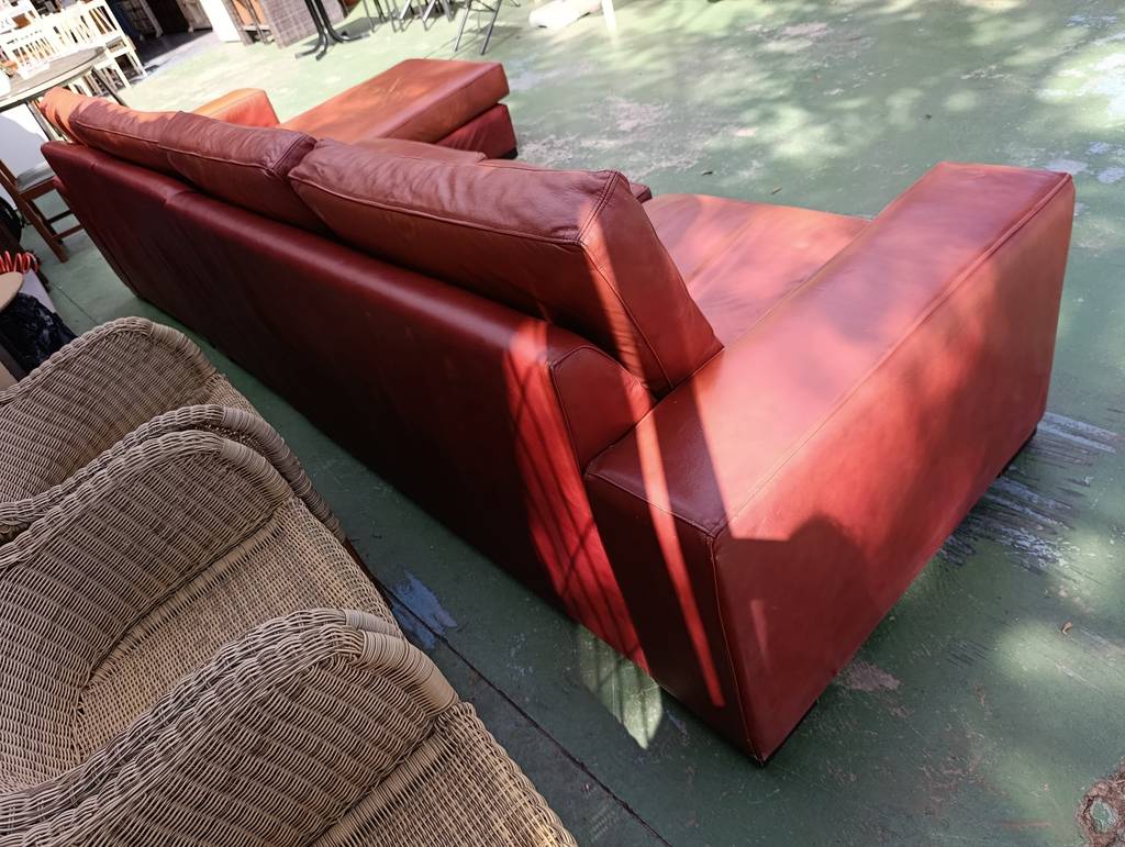 SOFÁ CHAISE LONGUE MODULAR DE PIEL ROJIZO - Imagen 8