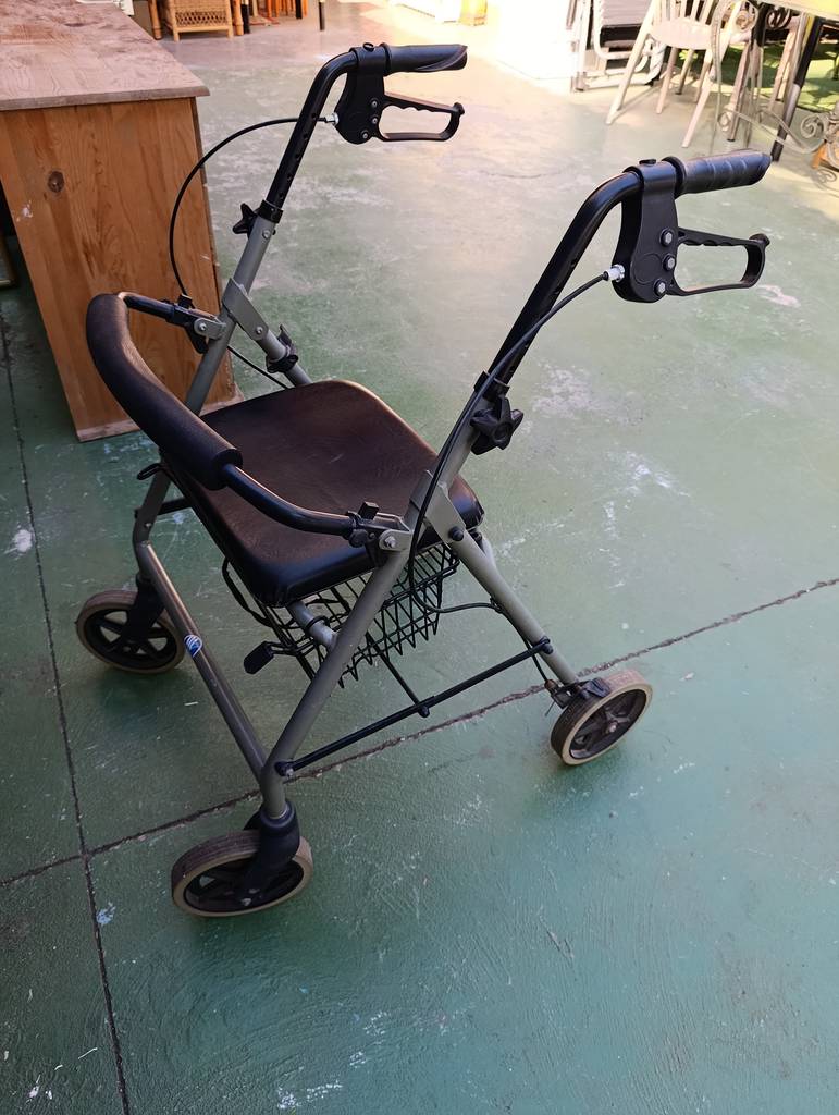 ANDADOR CON ASIENTO Y CESTA ROLLATOR - Imagen 2