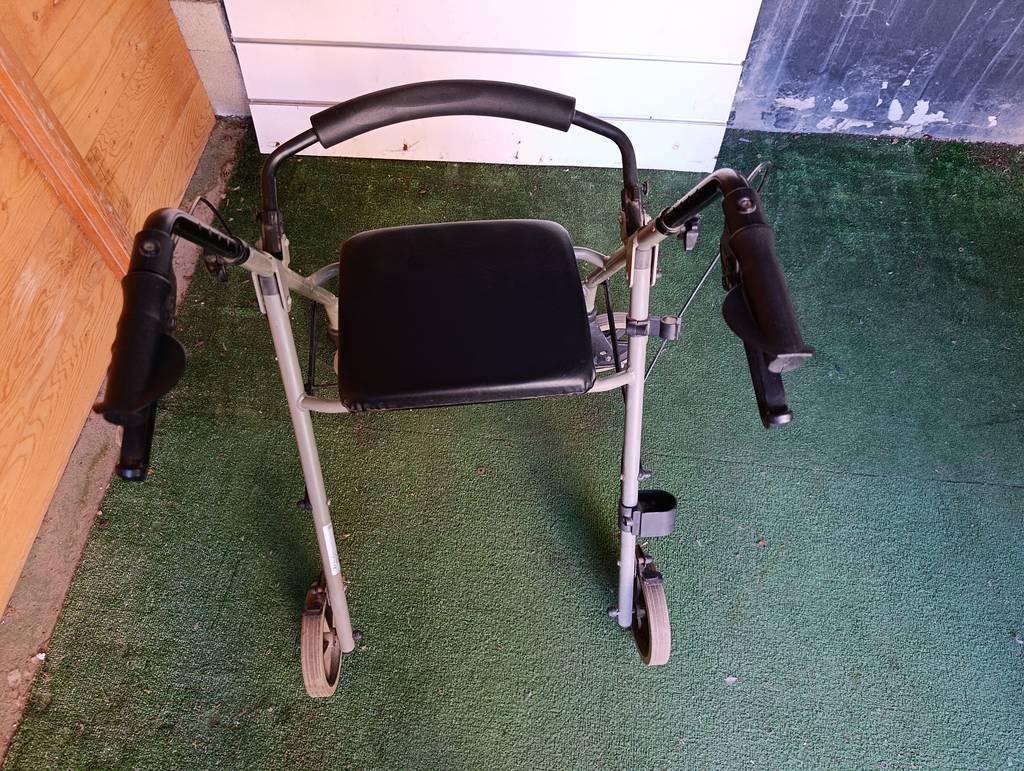 ANDADOR CON ASIENTO Y CESTA ROLLATOR - Imagen 4