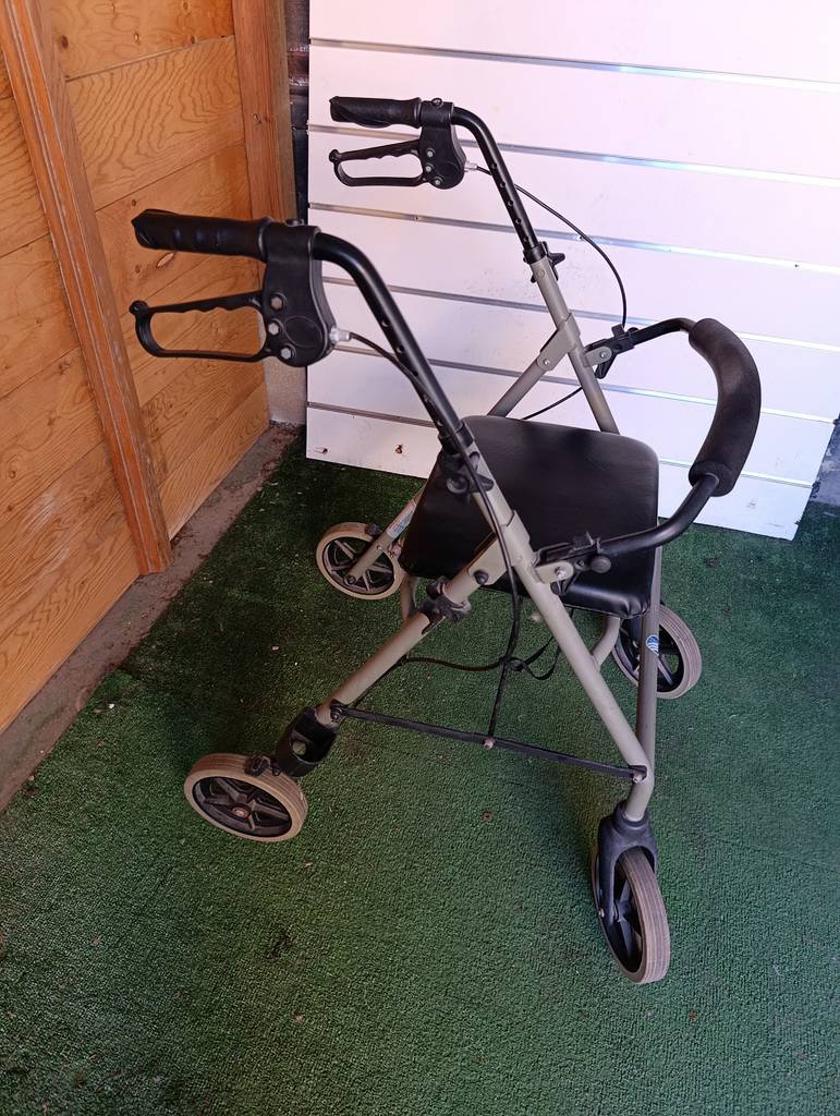 ANDADOR CON ASIENTO Y CESTA ROLLATOR - Imagen 7
