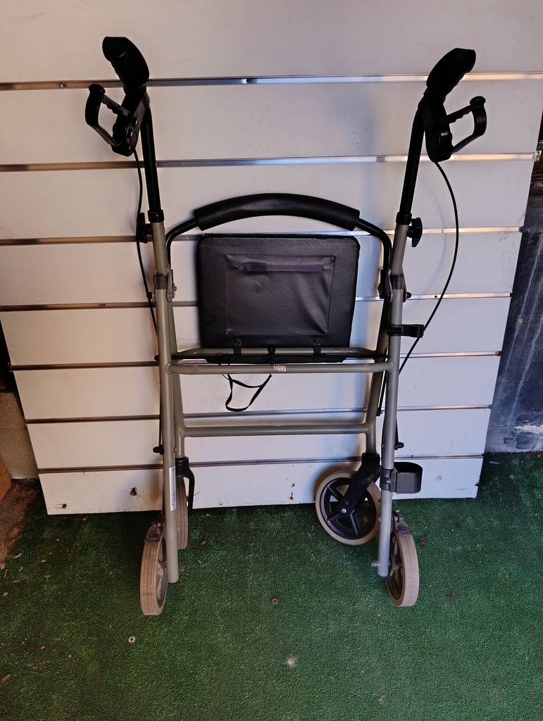 ANDADOR CON ASIENTO Y CESTA ROLLATOR - Imagen 8