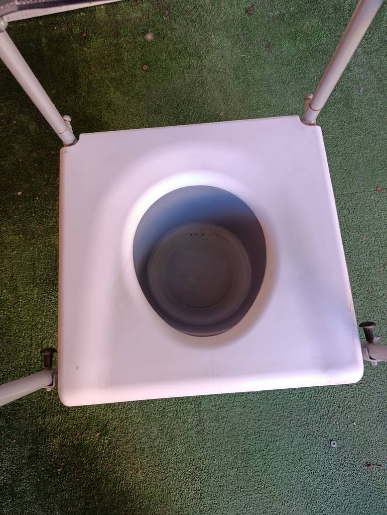 SILLA DE DUCHA / WC INCORPORADO Y RUEDAS - Imagen 7