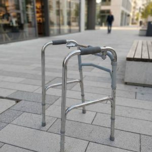 ANDADOR ORTOPEDICO DE ALUMINIO FIJO