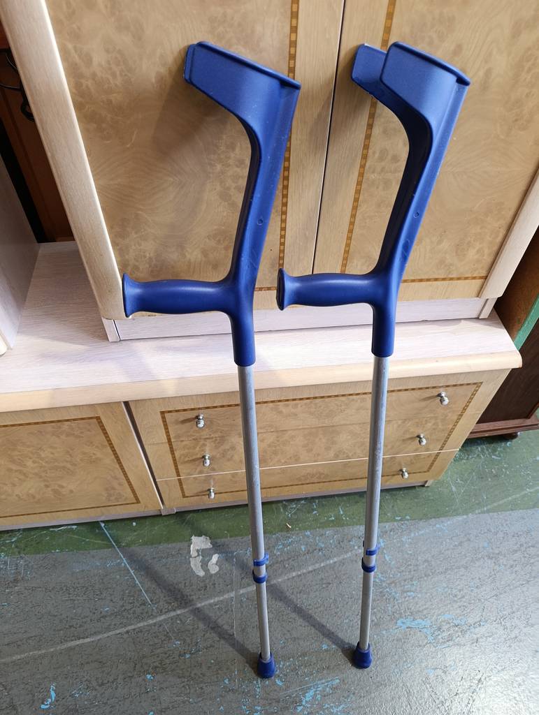 MULETAS ORTOPEDICAS CON PUÑOS AZUL - Imagen 3