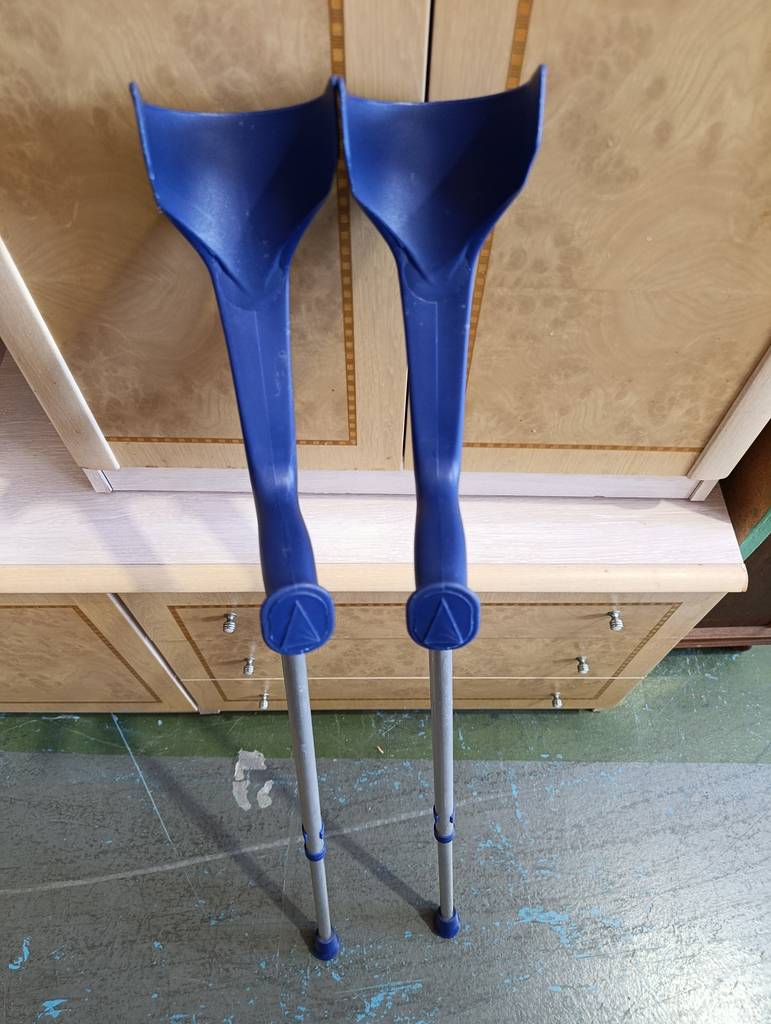 MULETAS ORTOPEDICAS CON PUÑOS AZUL - Imagen 4