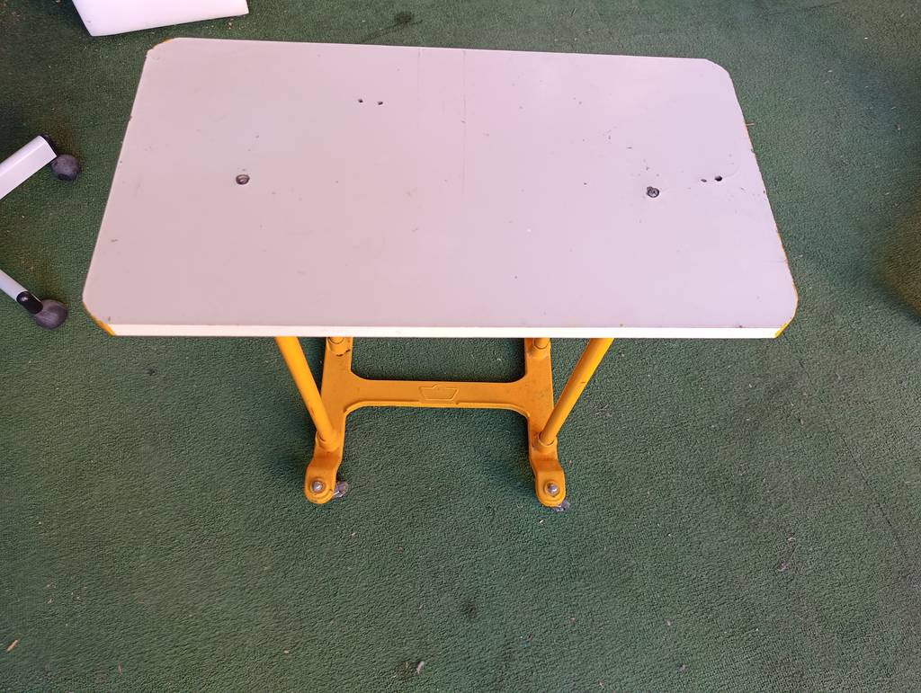 MESA AUXILIAR INDUSTRIAL CON RUEDAS AMARILLA - Imagen 2